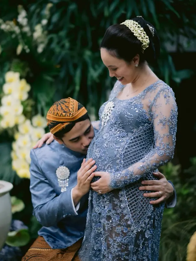 Super Glowing! Anggika Bolsterli Tampil Cantik dalam Balutan Busana Jawa di Momen Mitoni 7 Bulan