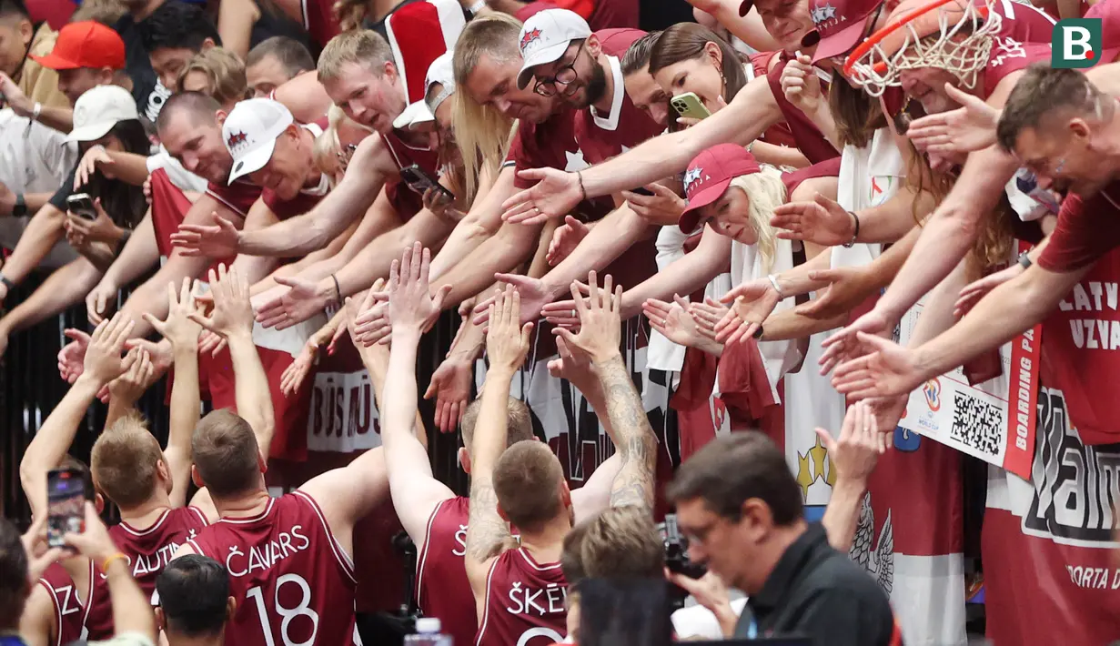 Pebasket Latvia menyalami pendukung mereka setelah menaklukkan Brasil pada laga Piala Dunia FIBA 2023 di Indonesia Arena, Minggu (3/9/2023). Latvia menang dengan skor 104-84. (Bola.com/M Iqbal Ichsan)