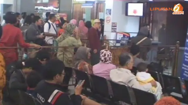 [VIDEO] Bandara Ditutup Akibat Debu Kelud, Calon Penumpang Pasrah