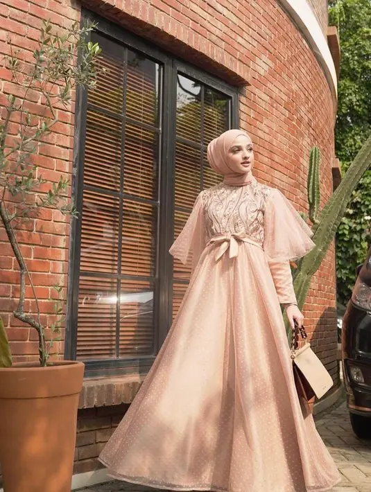 Gamis brokat kombinasi satin dengan cutting lengan dari kain tulle bikin penampilanmu terlihat manis dan catchy. (Instagram/nisabahanan).