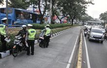 Momen Lucu Niat Baik Anggota Polisi Bagi-Bagi Takjil Malah Dikira Razia, 'Enggak Ada yang Mau Lewat