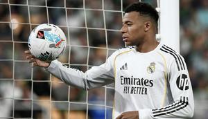 Penyerang Real Madrid asal Prancis bernomor punggung 10, Kylian Mbappe, mengontrol bola selama pertandingan Liga Spanyol antara Real Betis dan Real Madrid CF di stadion La Cartuja di Sevilla pada 25 April 2026. (CRISTINA QUICLER/AFP)