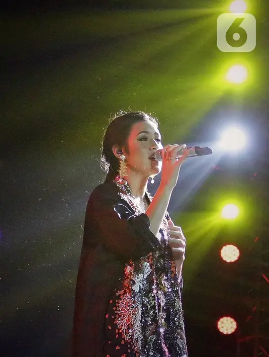 Penampilan Raisa pada gelaran Batik Music Festival 2019 di Candi Prambanan, Yogyakarta, Sabtu (5/10/2019). Sebelum berkolaborasi dengan Bunga Citra Lestari atau BCL, Raisa memamerkan suara merdunya dengan lagu 'Takkan Terganti', dan 'Mantan Terindah'. (Kapanlagi.com/Bambang Ekoros Purnama)