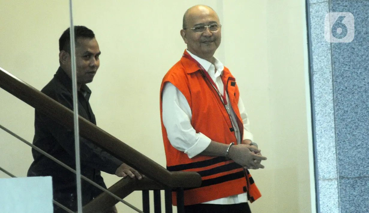 Wali Kota nonaktif Medan, Tengku Dzulmi Eldin bersiap menjalani pemeriksaan di gedung KPK, Jakarta, Senin (13/1/2020). Dzulmi Eldin kembali diperiksa KPK seabagai tersangka dalam kasus penerimaan suap dari Kepala Dinas PUPR Kota Medan Isya Ansyari. (merdeka.com/Dwi Narwoko)
