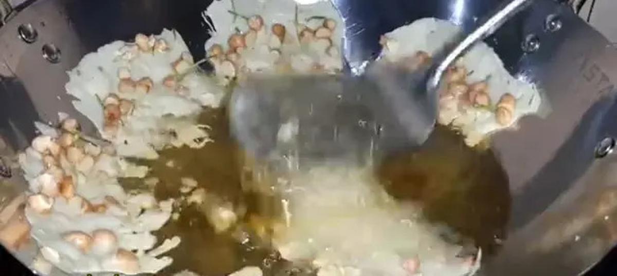 Rahasia Goreng Rempeyek yang Tipis Gurih tapi Minim Serap Minyak