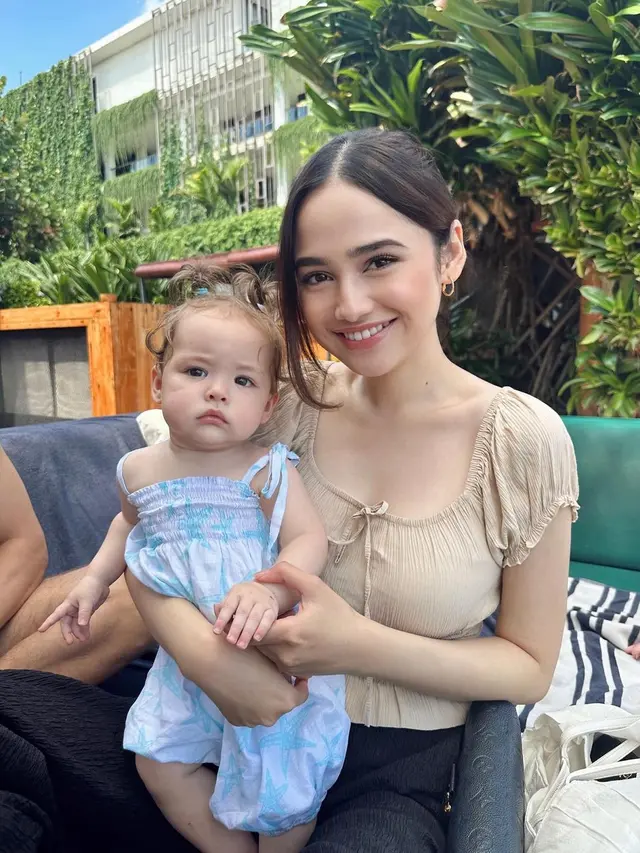 Potret Syifa Hadju pangku Baby Kamari anak bule Jennifer Coppen (Sumber: Instagram/@syifahadju)