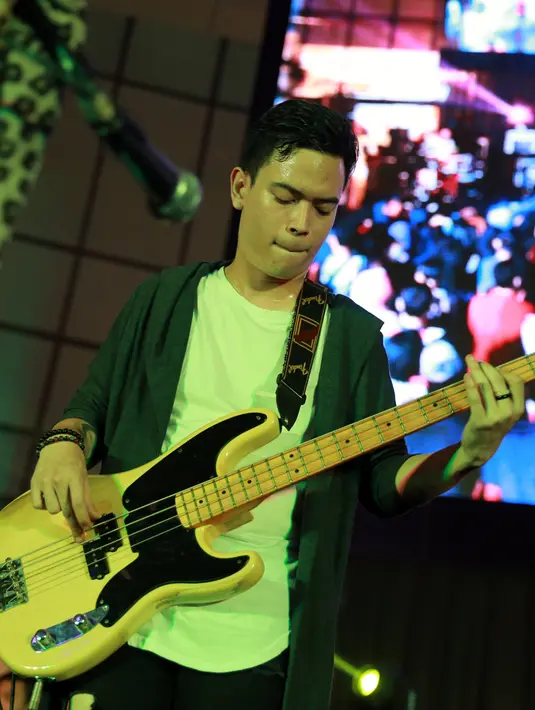 Para personel Barris yang sangat atraktif di atas panggung juga menjadi faktor mengapa penonton berteriak histeris. (Adrrian Putra/Bintang.com)