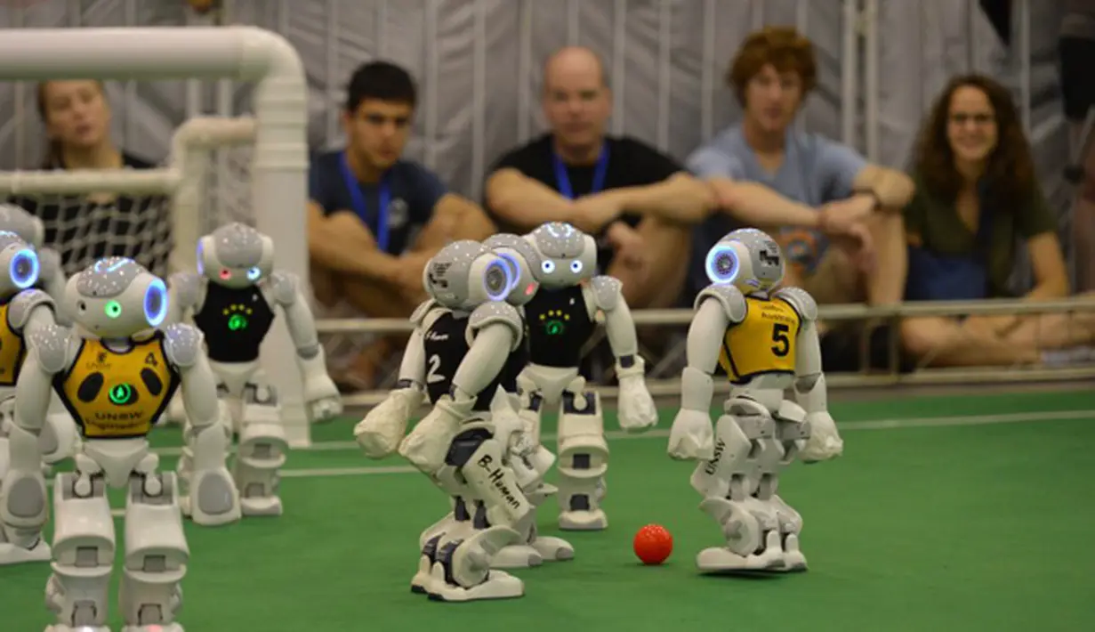 Sejumlah Robot melakukan pertandingan sepak bola di ajang RoboCup 2015 yang digelar di Hefei, provinsi Anhui, Cina (22/7/2015). Sejumlah robot terlihat berebut bola saat bertanding. (AFP/Stringer)