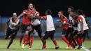 Pemain Trinidad Tobago merayakan gol yang dicetak oleh Alvin Jones ke gawang Amerika Serikat pada laga kualifikasi Piala Dunia di Stadion Ato Boldon, Selasa (10/10/2017). Trinidad dan Tobago menang 2-1 atas  Amerika Serikat. (AP/Rebecca Blackwell)