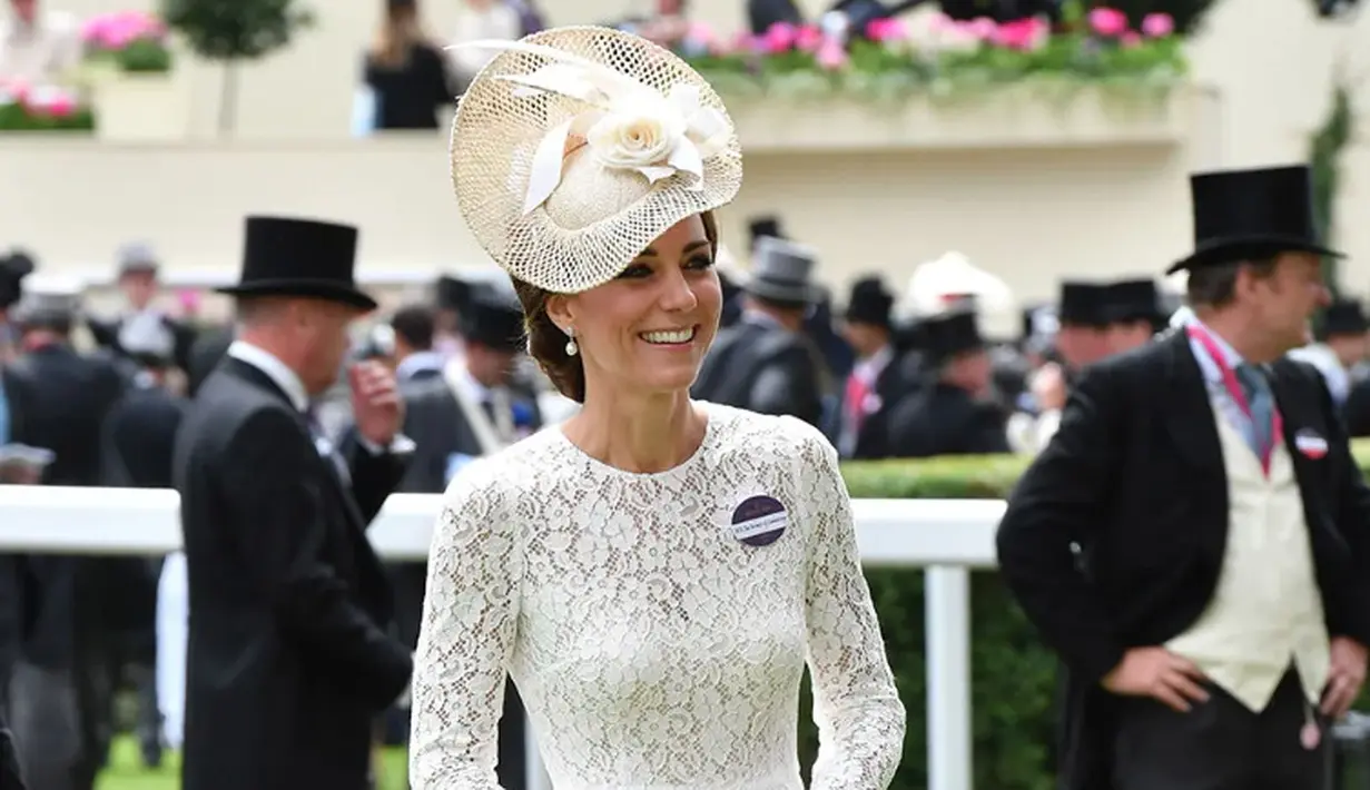 Tampilan Kate Middleton yang terlihat mirip dengan gaun pilihan Nong Poy. [Shutterstock/By Tim Rooke/Rex]
