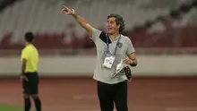 Pelatih Bali United Alessandro Stefano Cugurra memberikan instruksi kepada pemain dalam laga pembukaan BRI Liga 1 2021/2022 melawan Persik Kediri di Stadion Utama Gelora Bung Karno, Jumat (27/8/2021). Bali United menang 1-0. (Foto: Bola.com/Ikhwan Yanuar)