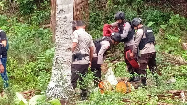 Kepolisian membawa bom rakitan yang ditemukan warga di Kelurahan Tegalrejo, Kabupaten Poso, Kamis (23/1/2020). (Liputan6.com/Heri Santoso)
