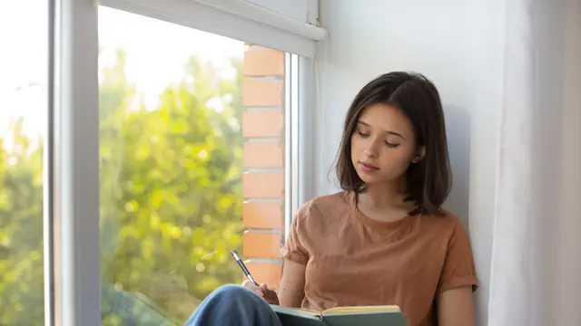Konsisten untuk melakukan journaling sebagai bentuk kasih sayang terhadap diri sendiri