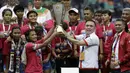 Ketua PSSI, Mochammad Iriawan, memberikan trofi juara kepada pemain Persib Bandung Putri di Stadion Pakansari, Bogor, Sabtu (28/12). Persib Putri juara Liga 1 Putri 2019.(Bola.com/Yoppy Renato)