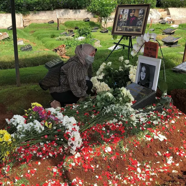 Sudah Dianggap Adik, Ini 6 Potret Lisma Gumelar Ziarah ke Makam Rina Gunawan