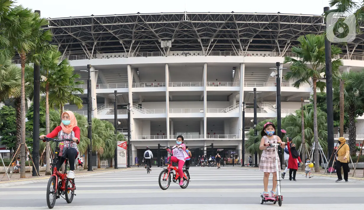 Warga melakukan aktivitas olahraga di kawasan Stadion Utama Gelora Bung Karno, Jakarta, Sabtu (6/6/2020). SUGBK dibuka kembali untuk kegiatan olahraga masyarakat dengan menerapkan protokol kesehatan pasca keputusan Pemprov DKI Jakarta menerapkan PSBB transisi. (Liputan6.com/Helmi Fithriansyah)
