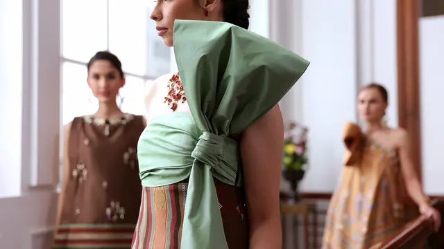 Koleksi Denny Wirawan menggunakan tenun Sundawa/Dok. Daniel Kampua