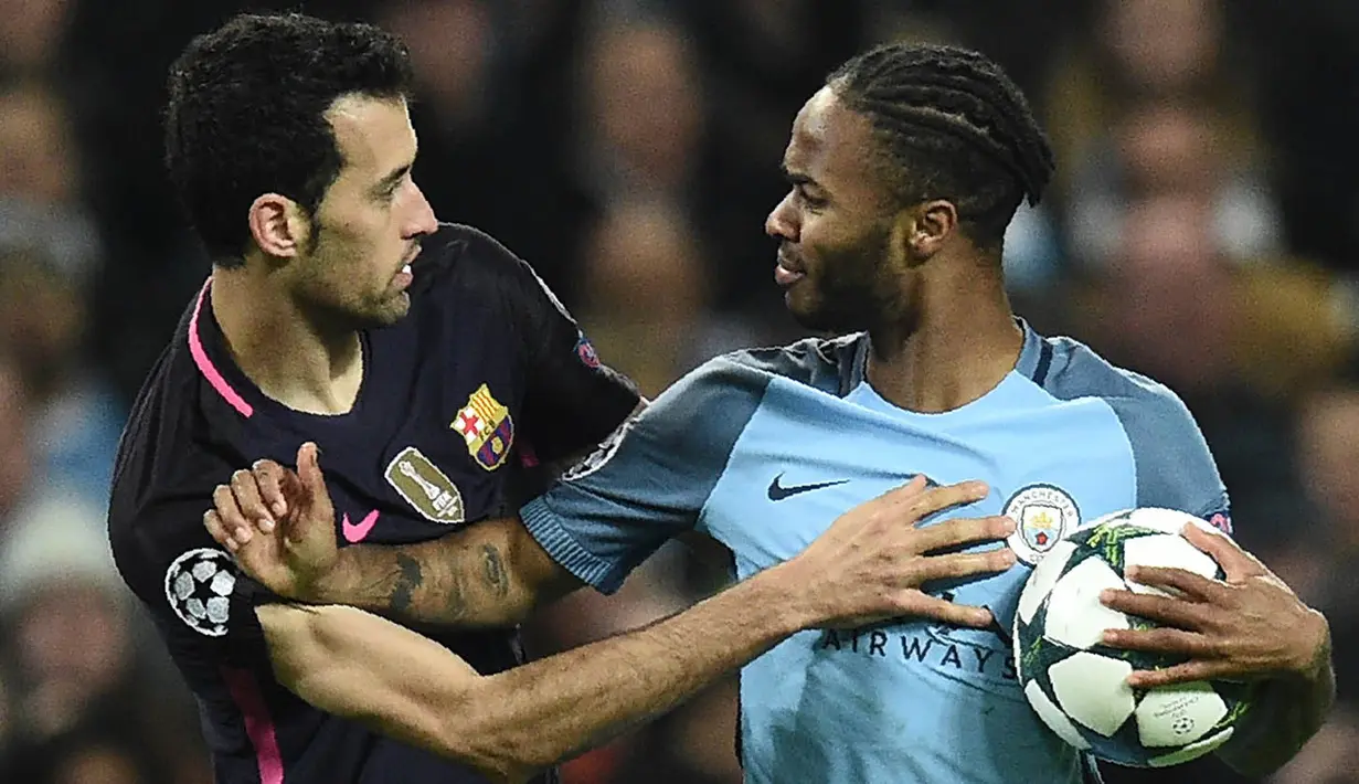 Gelandang Manchester City, Raheem Sterling, berebut bola dengan gelandang Barcelona, Sergio Busquets, pada laga Liga Champions di Stadion Ettihad, Inggris, Selasa (1/11/2016). City menang 3-1 atas Barcelona. (AFP/Oli Scarff)