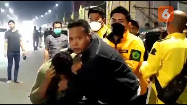 Tangkapan layar video penganiayaan massa aksi di Makassar (Liputan6.com/Fauzan)