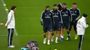 Pelatih sementara Real Madrid, Santiago Solari melihat para pemain berlatih di fasilitas pelatihan Ciudad Real Madrid di Valdebebas, Madrid (30/10). Sebelumnya Solari merupakan pelatih Real Madrid tim B. (AFP Photo/Gabriel Bouys)