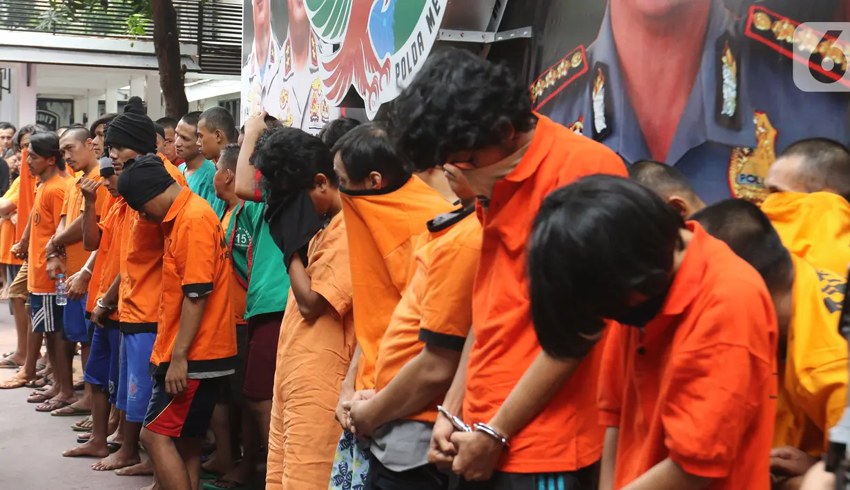 Tersangka dihadirkan saat rilis sejumlah kasus peredaran narkoba selama  pelaksanaan Operasi Nila Jaya 2019 di Direktorat Reserse Narkoba Polda Metro Jaya, Kamis (10/10/2019). Dua pekan pelaksanaan Operasi Nila Jaya 2019, polisi menangkap sebanyak 410 tersangka. (Liputan6.com/Herman Zakharia)