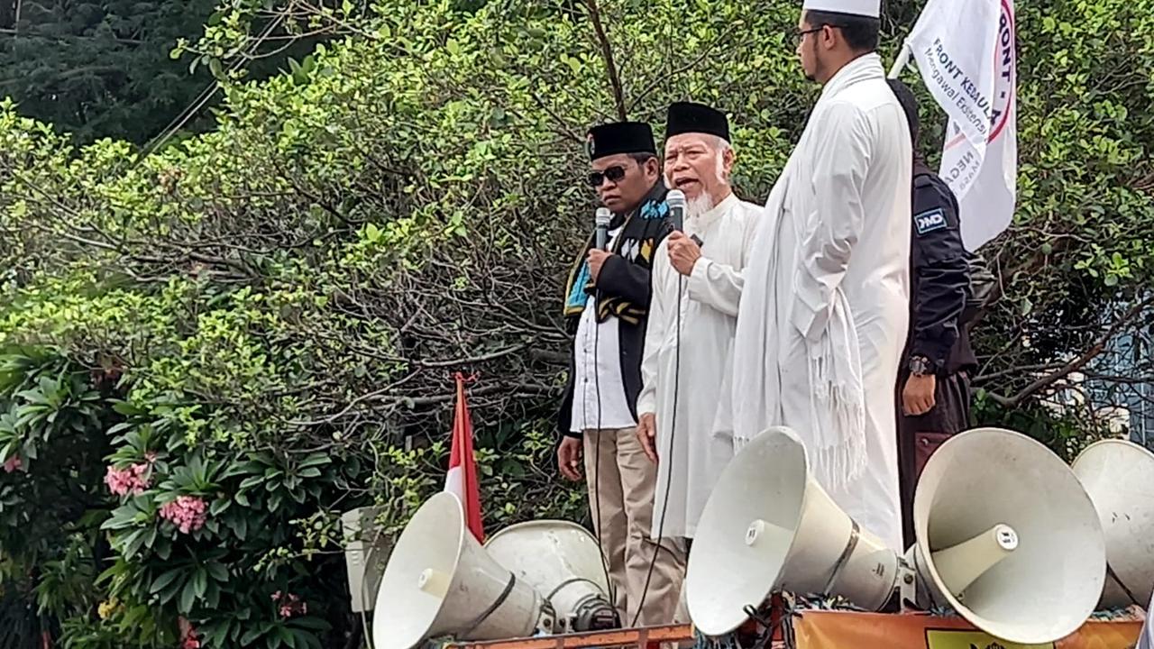 Mantan penasihat Komisi Pemberantasan Korupsi (KPK), Abdullah Hehamahua ikut bersuara atas kenaikan harga Bahan Bakar Minyak (BBM).