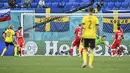 Pada menit ke-59 justru Swedia mampu menambah gol kembali lewat Emil Forsberg. Dengan tenang ia menceploskan bola usai menerima umpan dari Dejan Kulusevski. Swedia unggul 2-0. (Foto: AP/Pool/Kirill Kudyravtsev)
