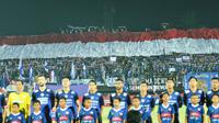 3 kelompok suporter, Aremania, Brigas Semeton Dewata, dan Baramania mengibarkan bendera merah putih raksasa di Bali.