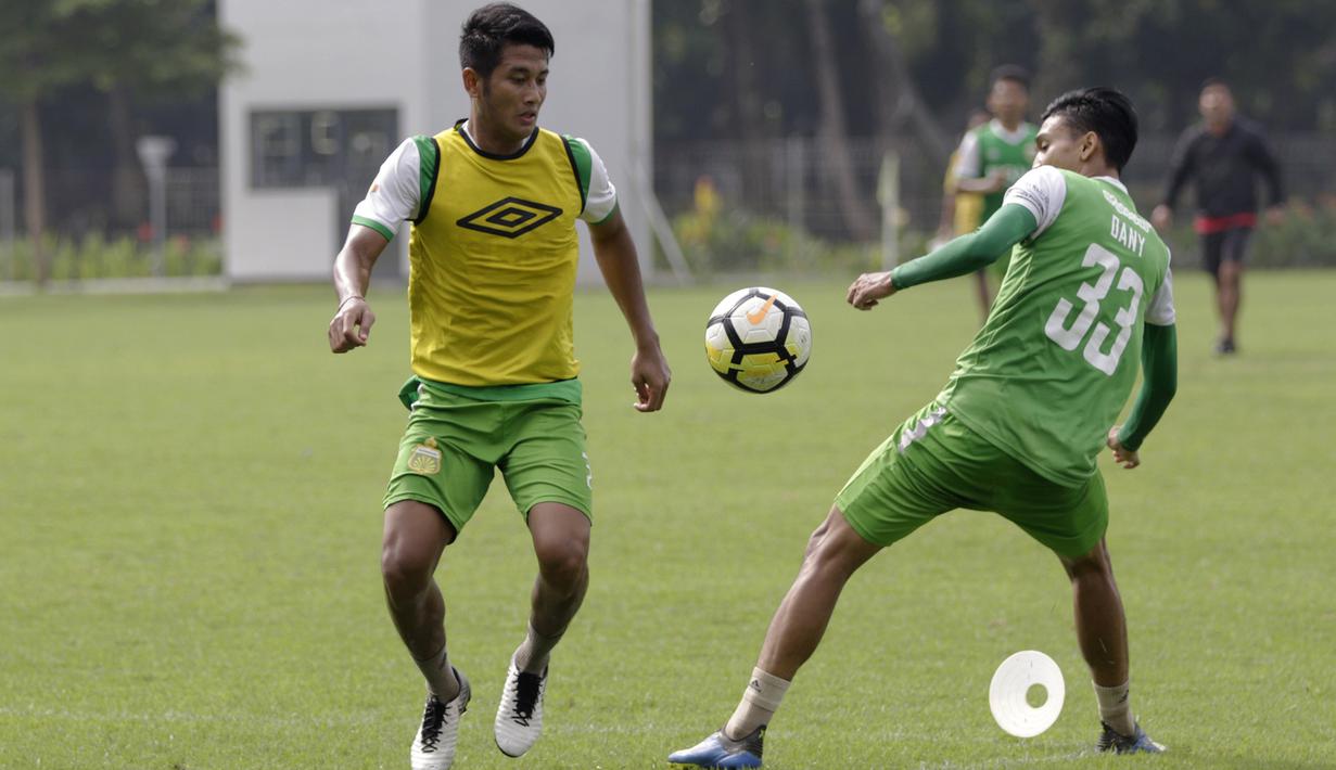 Pemain Bhayangkara FC, Putu Gede, mengontrol bola saat latihan di Lapangan ABC Senayan, Jakarta, Rabu (13/2). Latihan ini merupakan persiapan Piala Indonesia dan Piala Presiden. (Bola.com/Yoppy Renato)