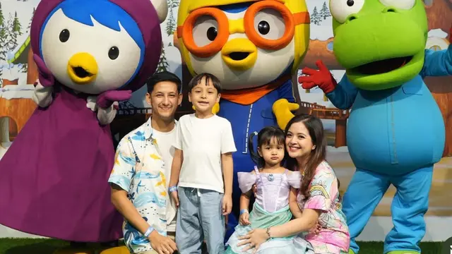 Tasya Kamila rayakan ulang tahun ke-3 putrinya dengan kemeja motif bawah laut. [@tasyakamila]
