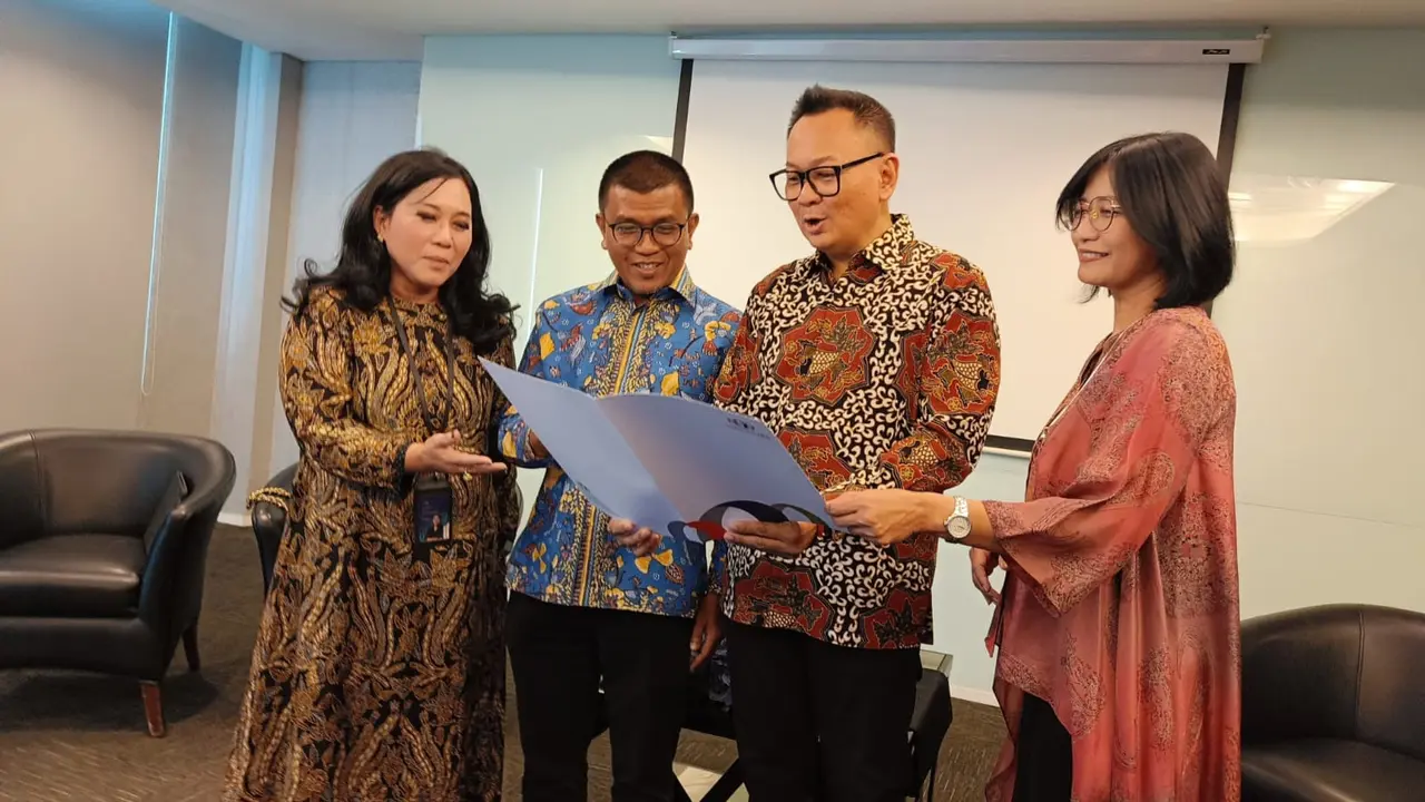 Direktur Pengembangan & Teknologi Informasi Indonesia Re Beatrix Santi Anugrah, Direktur Teknik Operasi Indonesia Re Delil Khairat, Direktur Utama Indonesia Re Benny Waworuntu, dan Direktur Keuangan & Aktuaria Indonesia Re Maria Elvida Rita Dewi.