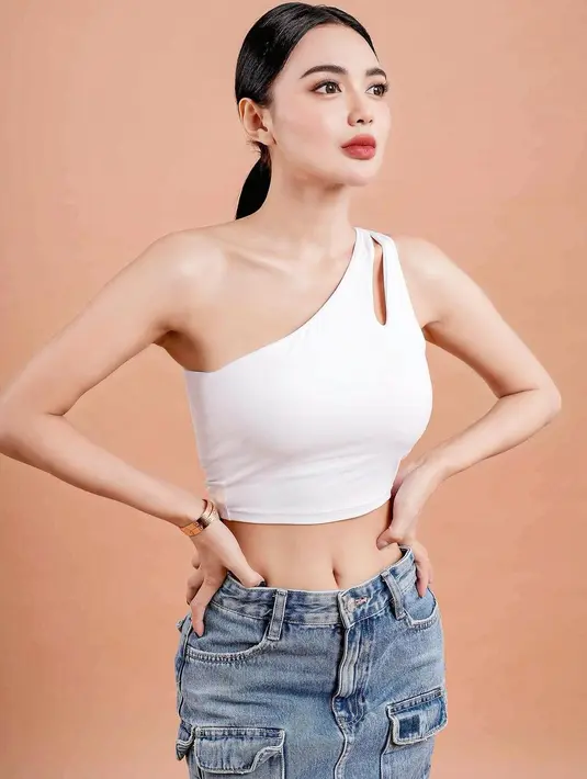 Wika Salim dengan baju croptop [Instagram/wikasalim]