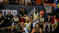 Pemain asing Kesatria Bengawan Solo, Taylor Johns, menjadi mesin poin timnya dengan mencetak double-double 22 poin dan 16 rebound saat menggebuk Bima Perkasa Jogja di GOR Sritex Arena, Sabtu (16/3/2024). (Bola.com/Radifa Arsa)