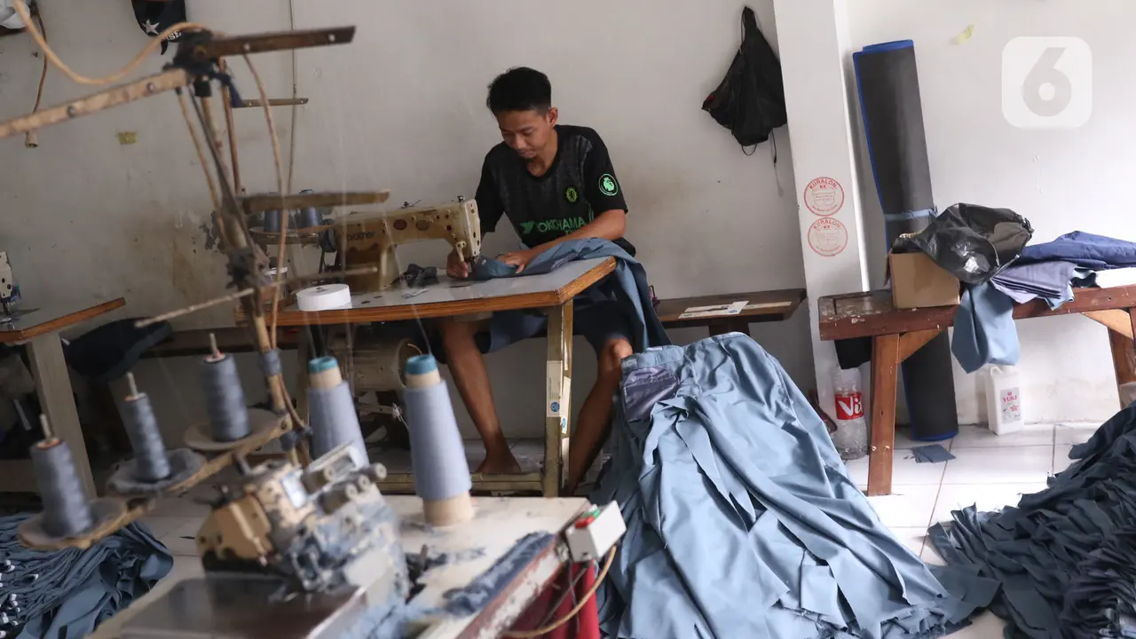 FOTO: Terdampak COVID-19, Pembuat Seragam Sekolah Sepi Pesanan