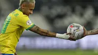 Penyerang timnas Brasil, Neymar menerima bola dari pemain Chile pada perempat final Copa America 2021 di Stadion Nilton Santos, Sabtu (3/7/2021) pagi WIB. Timnas Brasil lolos ke babak semifinal Copa America 2021 berkat kemenangan 1-0 atas Chile. (AP Photo/Bruna Prado)