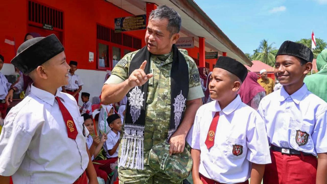 FOTO: Kasad Resmikan Jembatan Gantung Garuda di Aceh
