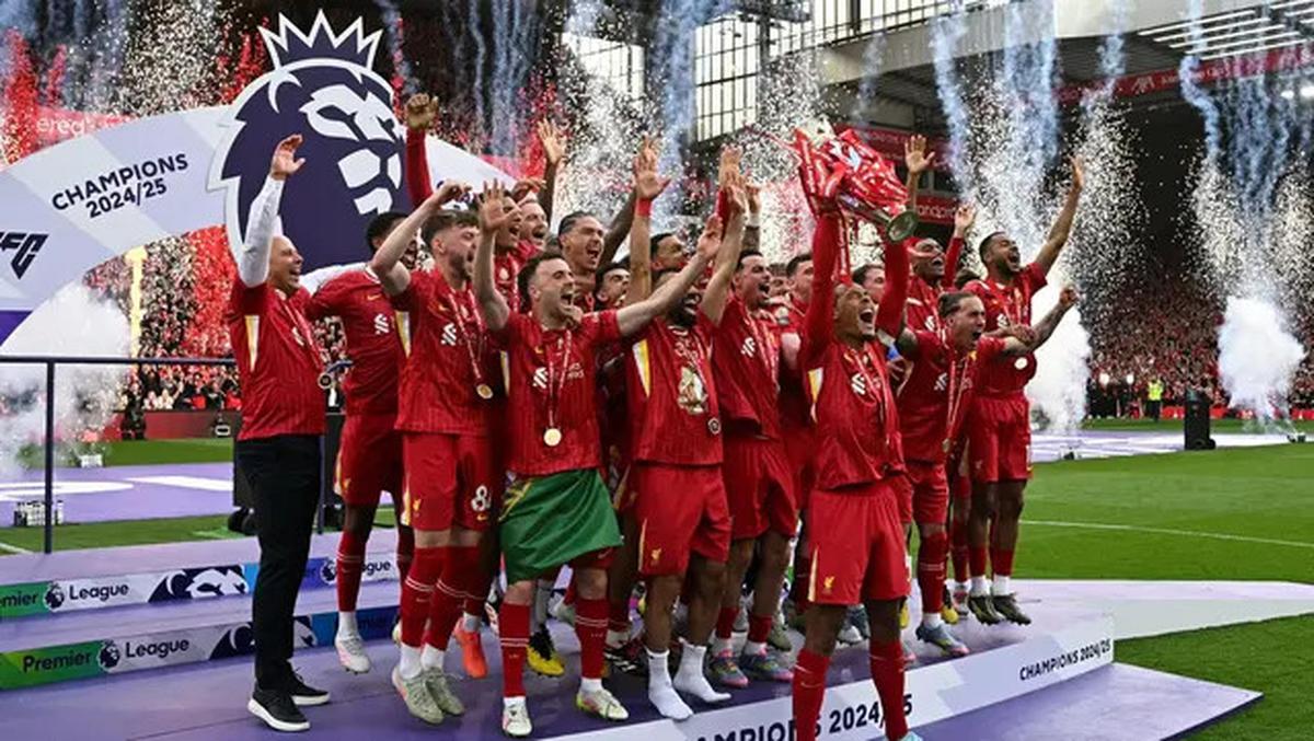 Penantian Panjang Usai, Liverpool Angkat Trofi Juara Liga Inggris di Anfield