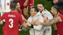 Pelatih Turki, Vincenzo Montella, merayakan kemenangan bersama anak asuhnya setelah berhasil mengalahkan Georgia pada laga Grup F Euro 2024, Dortmund, Selasa (18/6/2024). (AP Photo/Andreea Alexandru)