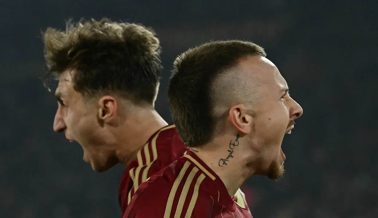 Pemain belakang AS Roma, Angelino (kanan) merayakan gol dengan rekan setimnya pada pertandingan leg pertama 16 besar Liga Europa 2024/2025 melawan Athletic Bilbao di Stadion Olimpico, pada Kamis 6 Maret 2025 waktu setempat atau Jumat (7/3/2025) dini hari WIB. (Filippo MONTEFORTE/AFP)