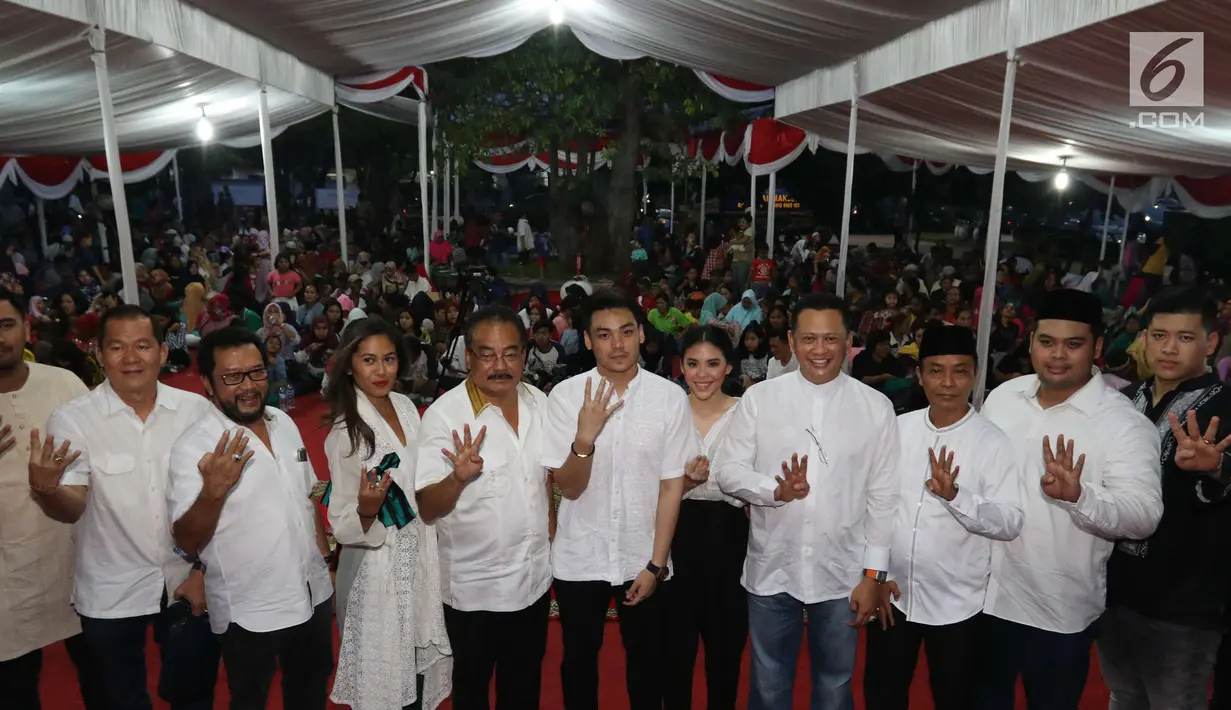 Jajaran pengurus Golkar dan AMPG DKI Jakarta foto bersama saat buka puasa bersama di Taman pluit, Jakarta Utara, Sabtu (2/5). Buka puasa yang digelar AMPG DKI Jakarta mengusung tema Berkarya dengan Berbagi Untuk Bersama. (Liptan6.com/Angga Yuniar)