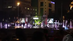 Panggung hiburan yang berada di Bundaran HI Jakarta menjadi daya tarik warga untuk merayakan malam pergantian tahun, Rabu (31/12/2014). (Liputan6.com/Faizal Fanani)