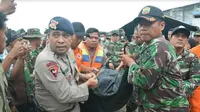 Tim SAR gabungan kembali menemukan jenazah korban KM Sinar Bangun yang karam di perairan Danau Toba, Sumatera Utara. (Liputan6.com/Reza Efendi)