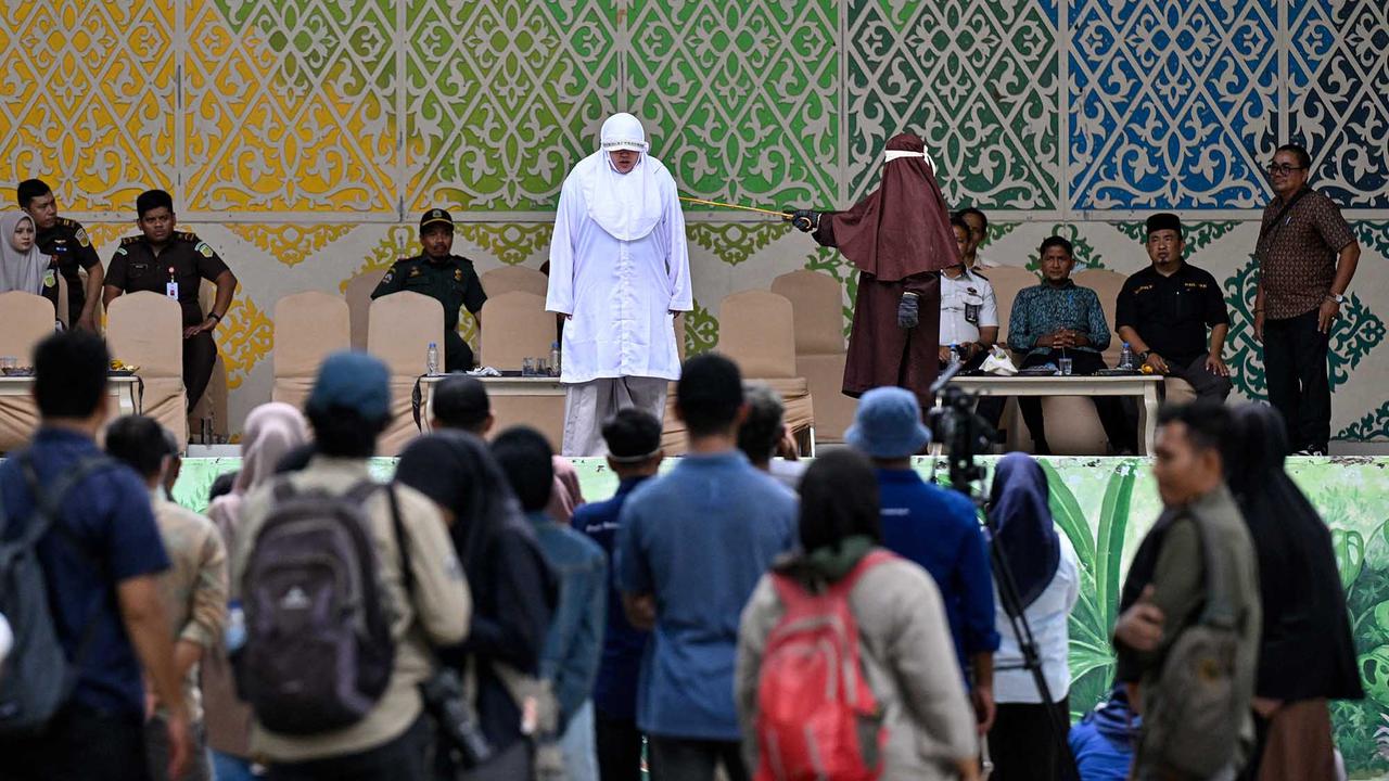 11 Pelanggar Syariat Islam Jalani Hukuman Cambuk di Banda Aceh