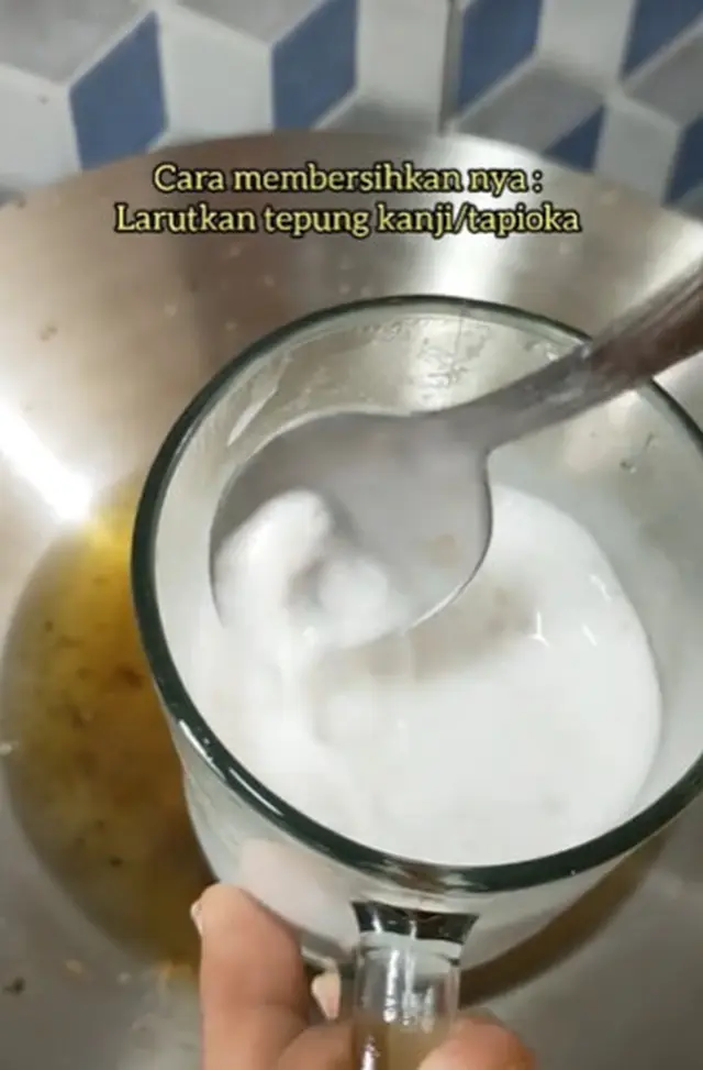 Jangan langsung ditabur, ini cara mudah bersihkan minyak goreng bekas pakai tepung tapioka