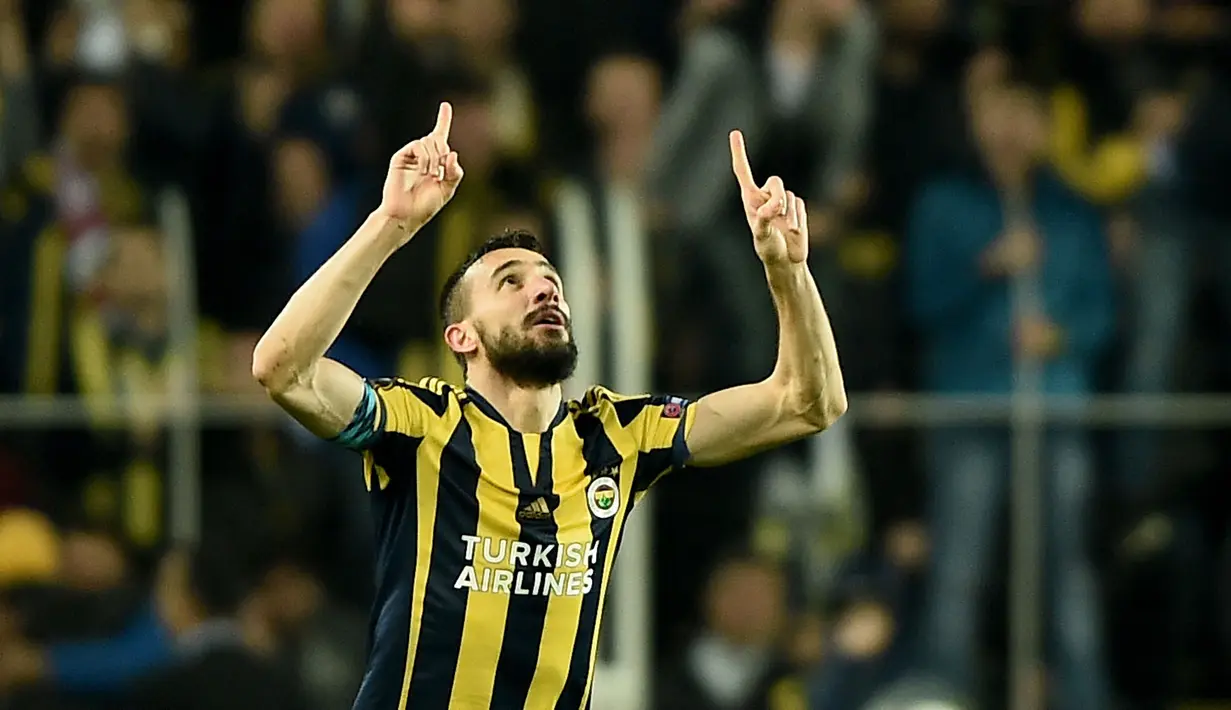 Pemain Fenerbahce, Mehmet Topal merayakan gol tunggalnya saat timnya menang atas Braga pada leg pertama 16 besar Liga Europa di Stadion Ulker Sukru Saracoglu, Istambul, Jumat (11/3/2016) dini hari WIB. (AFP/Ozan Kose)