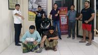 Polisi menangkap seorang pria di Banyuwangi yang mencuri motor tetangganya dan menjualnya seharga Rp 4 juta untuk judol.