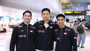 Hendra Setiawan (tengah) didapuk menjadi pelatih tim Indonesia di ajang Piala Thomas 2026. Dia berfoto bersama ganda putra Indonesia, Sabar Karyaman Gutama/Moh Reza Pahlevi Isfahani. (PBSI)