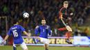 Gelandang Belgia, Kevin De Bruyne menyundul bola saat laga persahabatan melawan Italia di Stadion King Baudouin, Belgia, Sabtu (13/11/2015). (AF Photo/John Thys)
