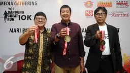 Ketua Umum YOI, Rudy Hartono (tengah) bersama Executive Director YOI, Bambang Asmarabudi (kanan) dan Ketua Umum PP Pordasi Mohammad Chaidir Saddak menunjukkan medali Bandung Great Run 10K di Jakarta, Kamis (28/1/2016). (Liputan6.com/Helmi Fithriansyah)