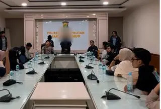 Polisi mempertemukan pemilik Wedding Organizer Marwah dengan para korbannya. (Dok. Istimewa)